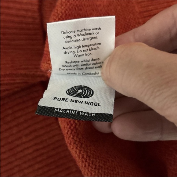 Woolovers Mens M Wool Jumper Sweater
Garnet red Crew Neck lambswool - Picture 10 of 11